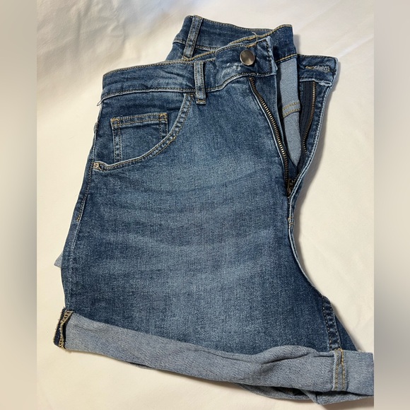 H&M LADIES DENIM CUFFED SHORTS NWOT - Picture 6 of 9